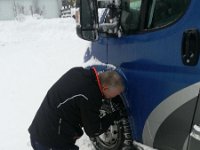 2018-01-21 103452  Rene doet de sneeuwkettingen onder