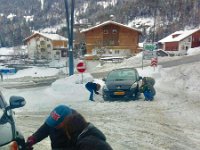 2018-01-21 153247  Jeffrey doet de sneeuwkettingen onder voor het laatste stukkie omhoog.